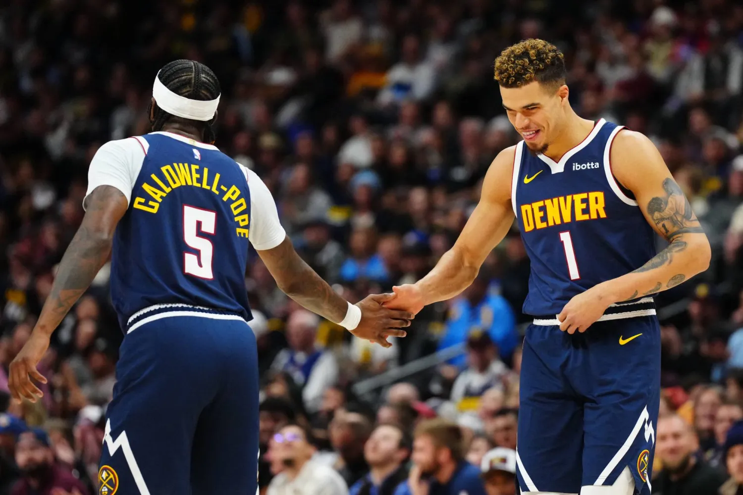 دنفر ناغتس يواصل دفاعه عن لقب دوري كرة السلة الأميركي للمحترفين (رويترز)