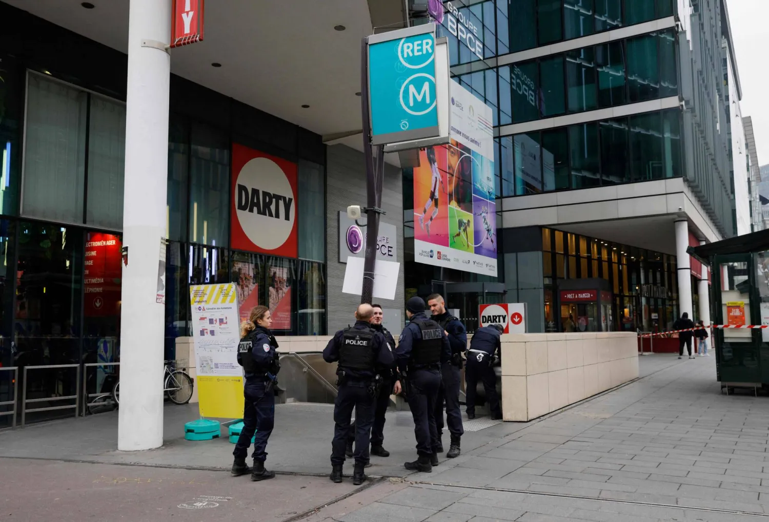 ضباط شرطة فرنسيون يقفون عند مدخل محطة مترو في باريس (أ.ف.ب)