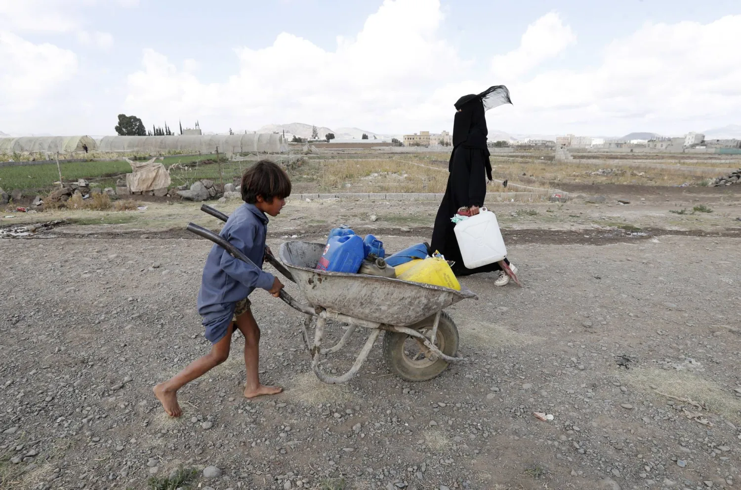 يتعرض الأطفال اليمنيون لأنواع شتى من الانتهاكات (إ.ب.أ)