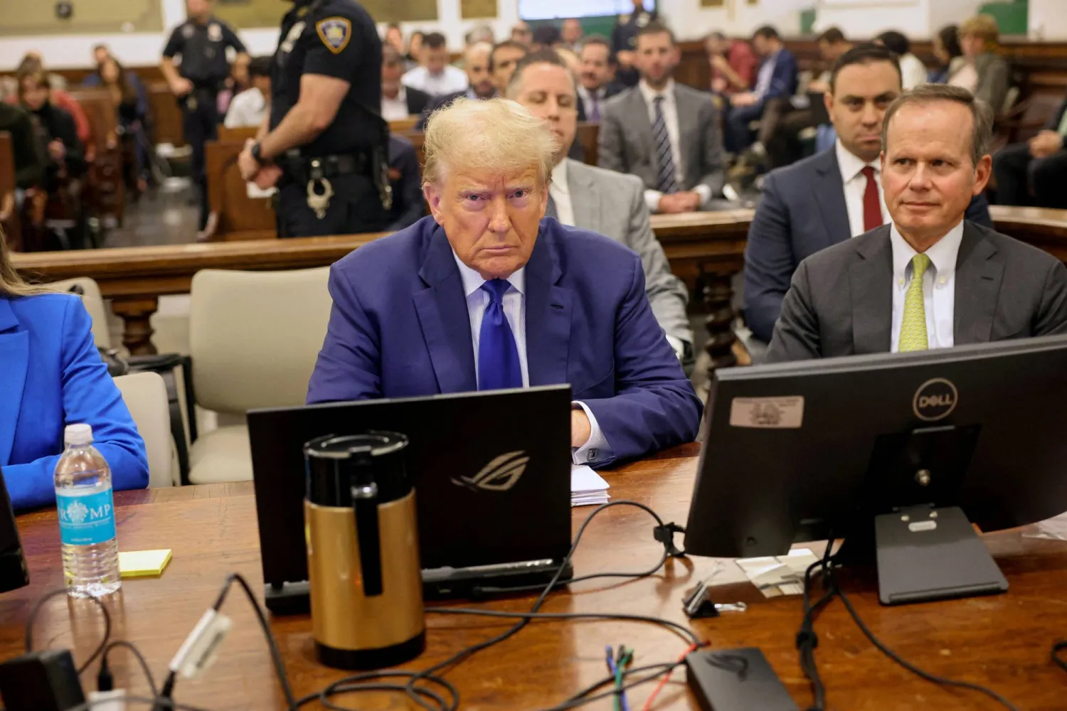 ترمب في المحكمة التي تنظر بالدعوى ضد منظمته المالية بمنهاتن في 25 أكتوبر 2023 (رويترز)