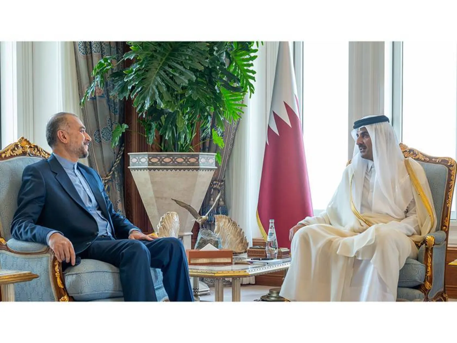 أمير قطر الشيخ تميم بن حمد آل ثاني خلال استقباله وزير الخارجية الإيراني حسين أمير عبداللهيان (قنا)
