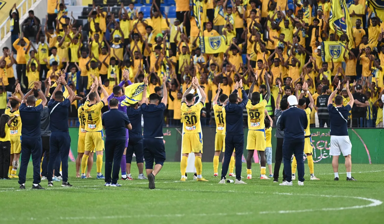 لاعبو التعاون يحتفلون مع جماهيرهم ببلوغ ربع نهائي كأس الملك (تصوير: بشير صالح)