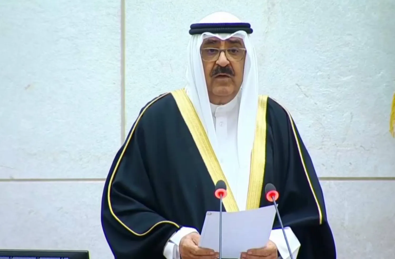 ممثل أمير الكويت ولي العهد الشيخ مشعل الأحمد الجابر الصباح خلال افتتاح الفصل التشريعي الجديد لمجلس الأمة (كونا)