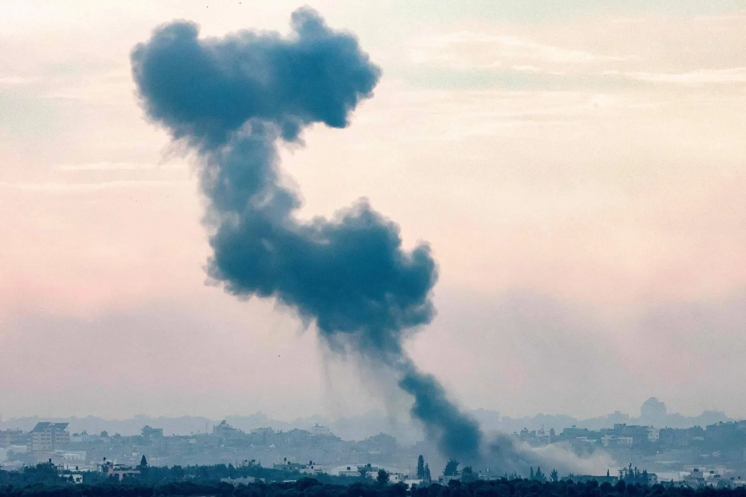 تصاعد الدخان جرَّاء القصف الإسرائيلي على قطاع غزة (أ.ف.ب)