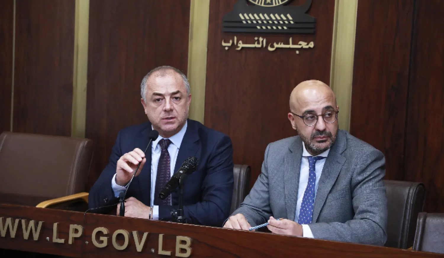 نائب رئيس البرلمان اللبناني إلياس بوصعب في الجلسة النيابية وإلى جانبه وزير البيئة ناصر ياسين (الوكالة الوطنية)