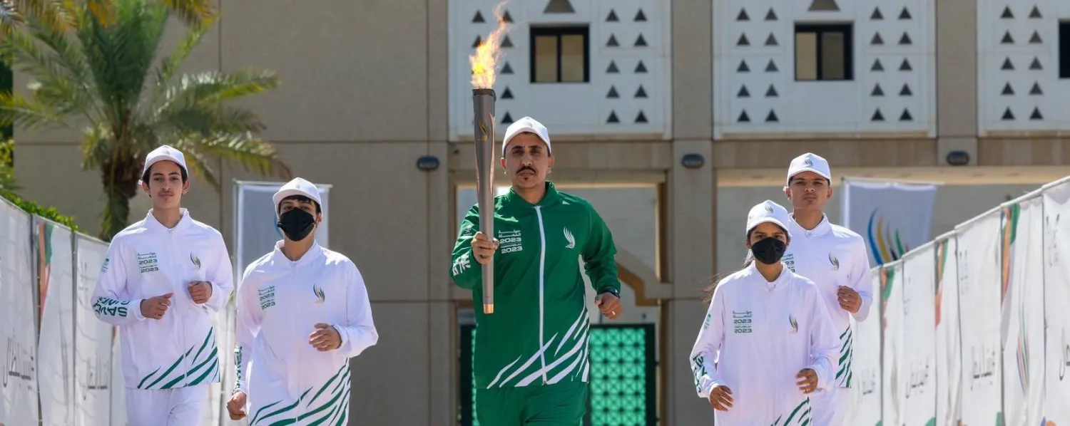 شارك عدد من الرياضيين بحمل الشعلة في تبوك (الشرق الأوسط) 