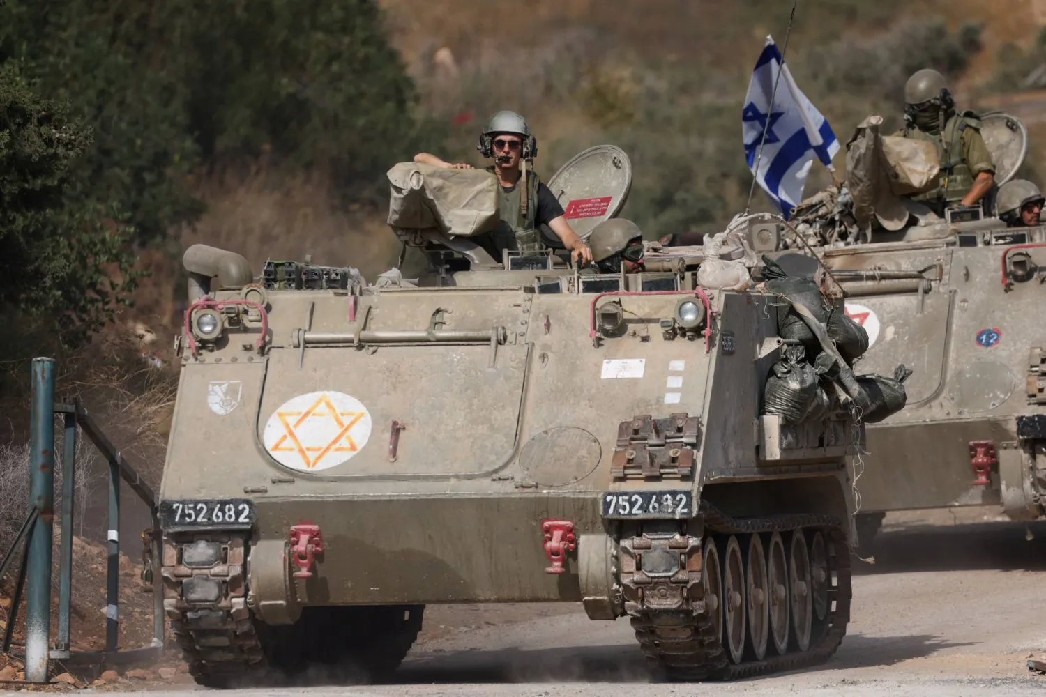 دبابات إسرائيلية قرب الحدود مع لبنان (رويترز)