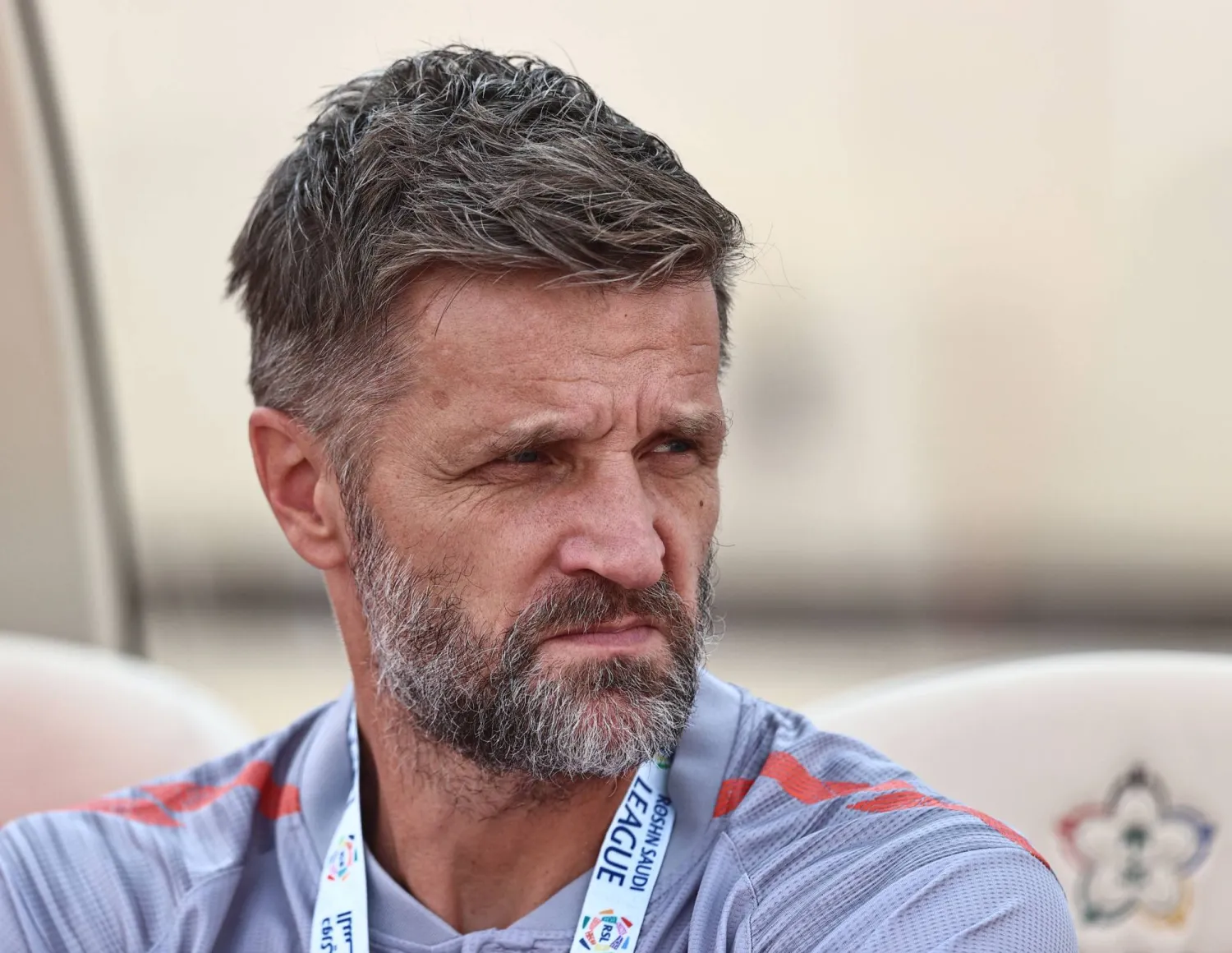 بيسكان مدرب فريق الشباب (تصوير: عيسى الدبيسي) 