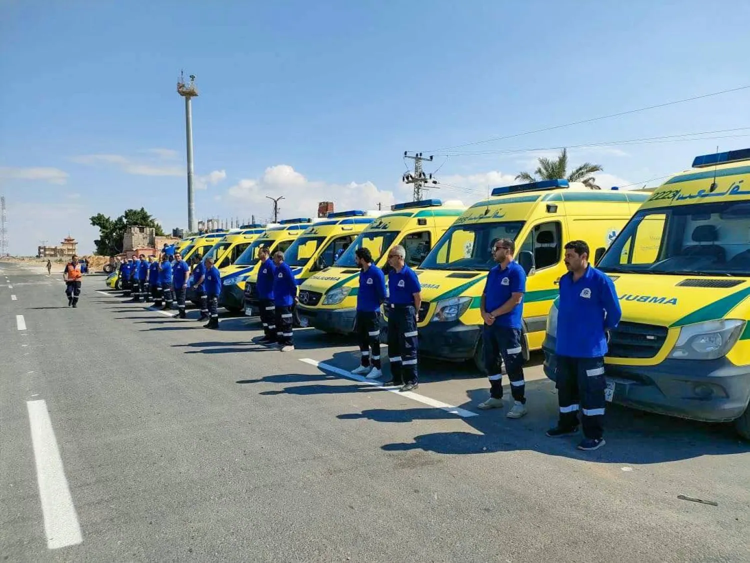 سيارات إسعاف مصرية تصطف على الجانب المصري لمعبر رفح (اتحاد قبائل سيناء على فيسبوك)