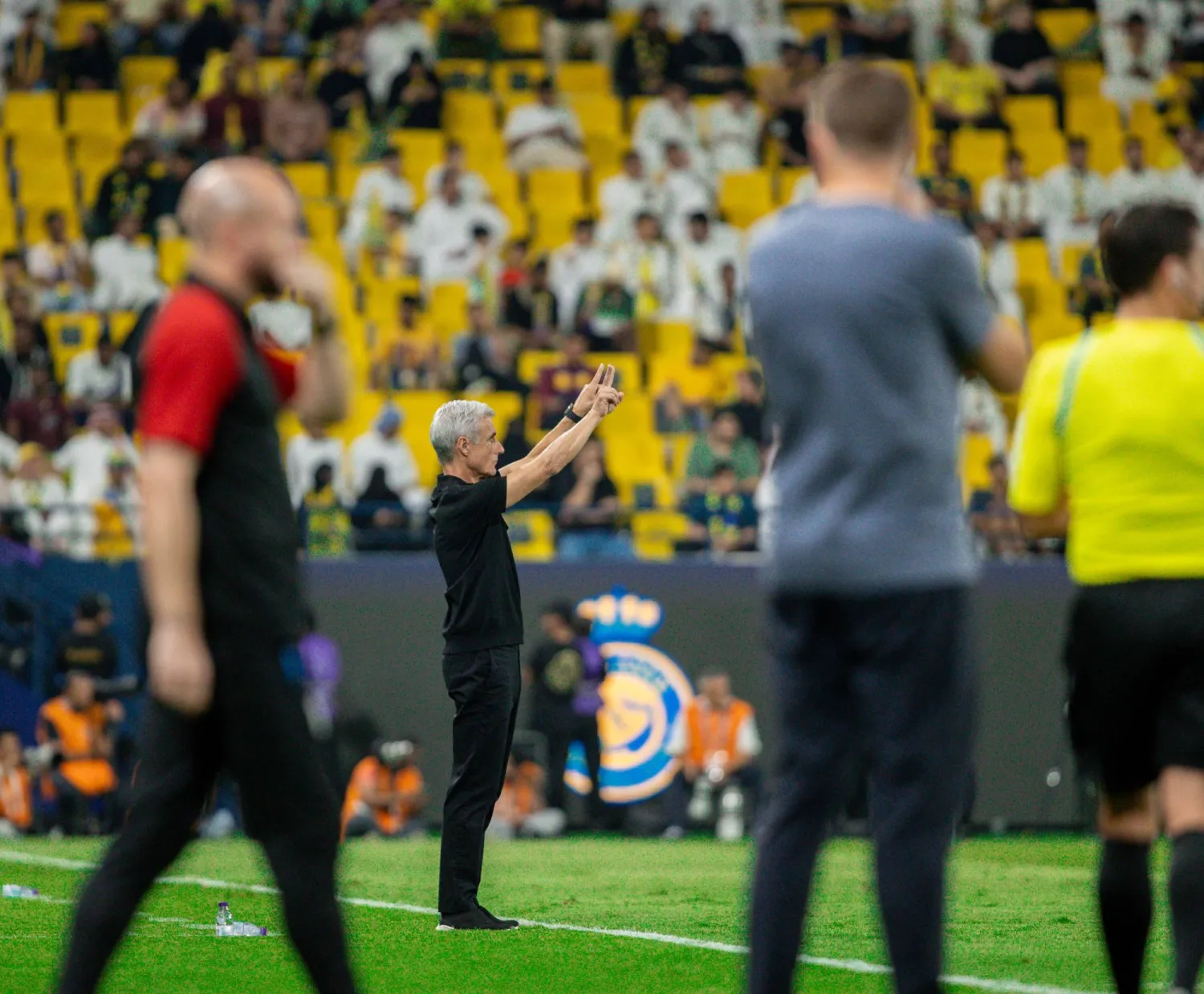 كاسترو مدرب النصر خلال المواجهة (الشرق الأوسط) 