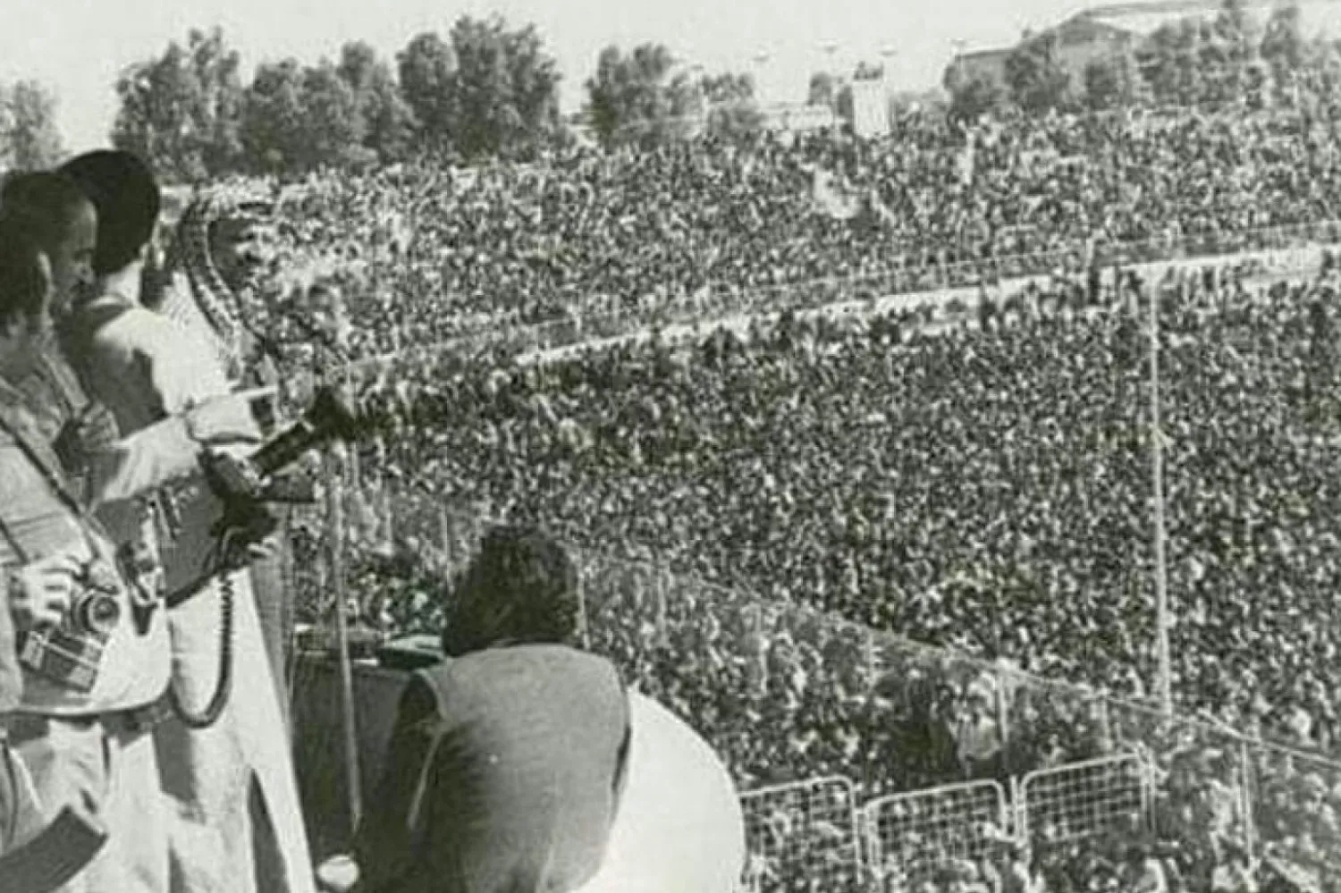 Merhum Filistin Devlet Başkanı Yaser Arafat, İran Devrimi sonrasında Ahvaz şehrinde yaptığı konuşmada / Fotoğraf: Sosyal medya