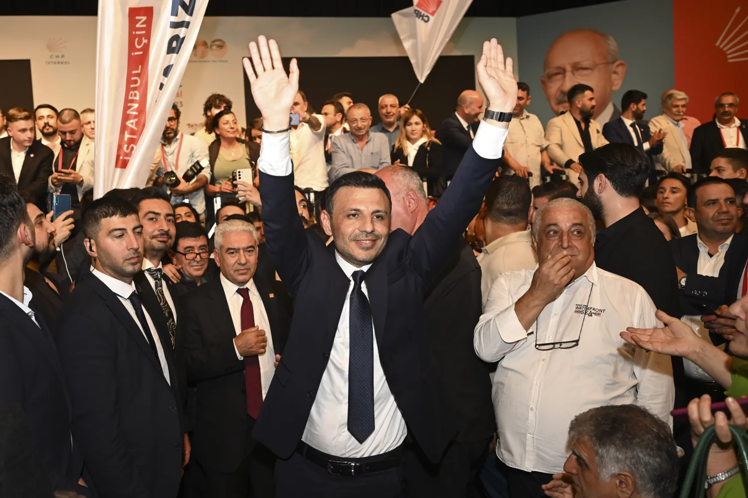 CHP İstanbul İl Başkanlığı seçimini kazanan Özgür Çelik partililere teşekkür etti (AA)