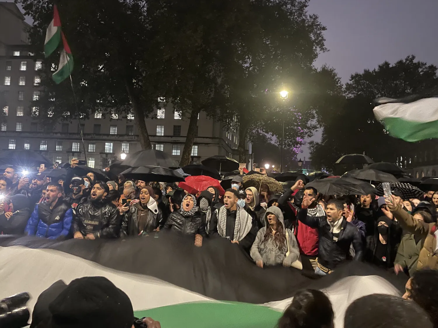 İngiltere'nin başkenti Londra'da başbakanlığın önünde toplanan binlerce protestocu, İsrail'in Gazze'deki el-Ehli Baptist Hastanesi'ne düzenlediği saldırıya tepki gösterdi (AA)