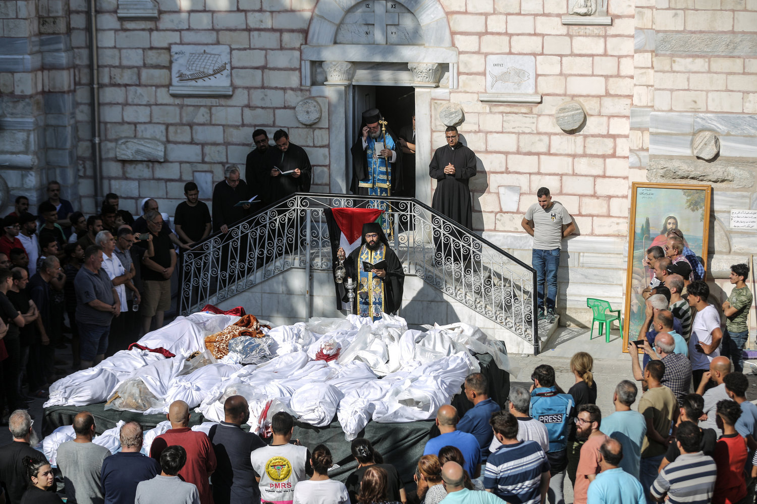 İsrail'in Gazze'deki Rum Ortodoks Kilisesi'ne saldırısında ölenler için cenaze töreni düzenlendi