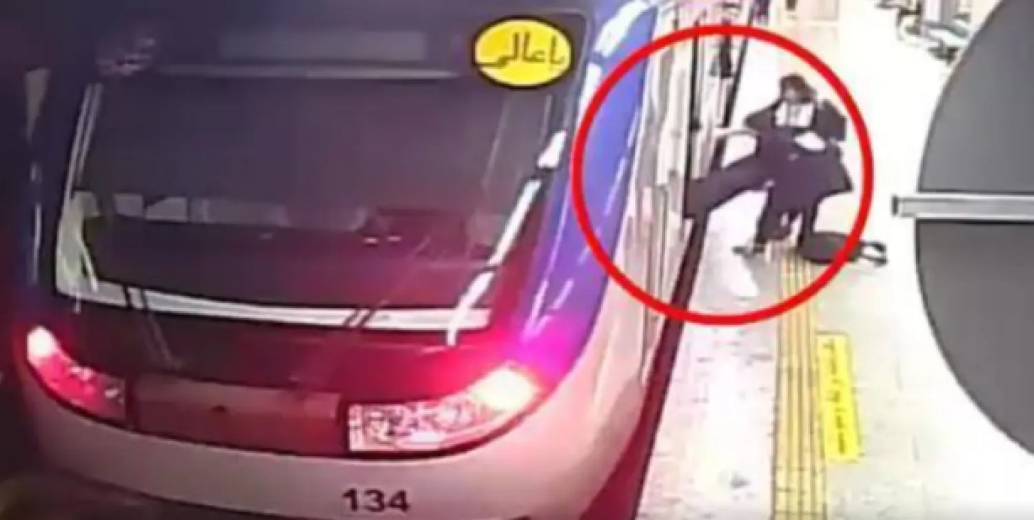İran’ın başkenti Tahran’da genç kızın metroda yere yığıldığı anı gösteren güvenlik kamerası kayıtları (Sosyal Medya)