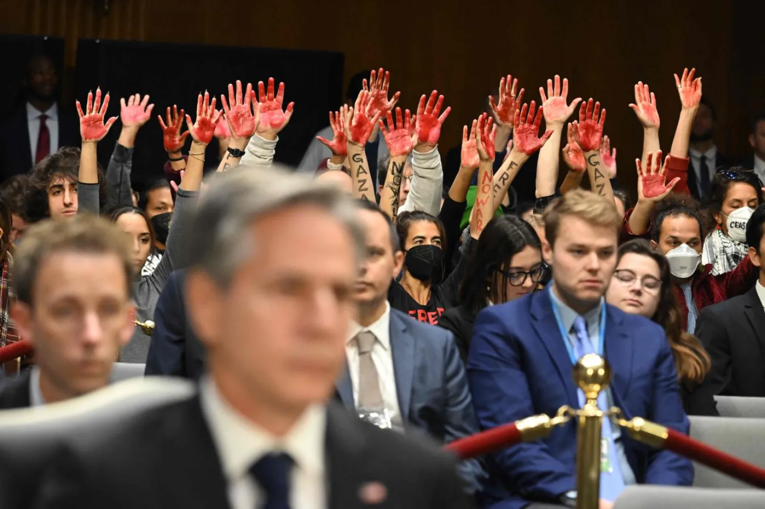 Blinken'ın konuşması sırasında Filistin yanlısı aktivistler, ABD'nin İsrail'e desteğine karşı protesto düzenledi (Reuters)
