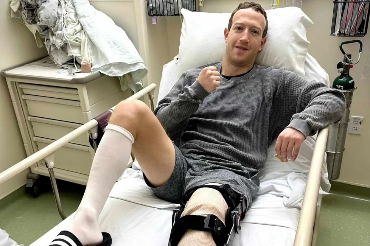 Paylaşılan fotoğrafta 39 yaşındaki Zuckerberg'in sol bacağının sargılı olduğu görülüyor (Mark Zuckerberg/Facebook)