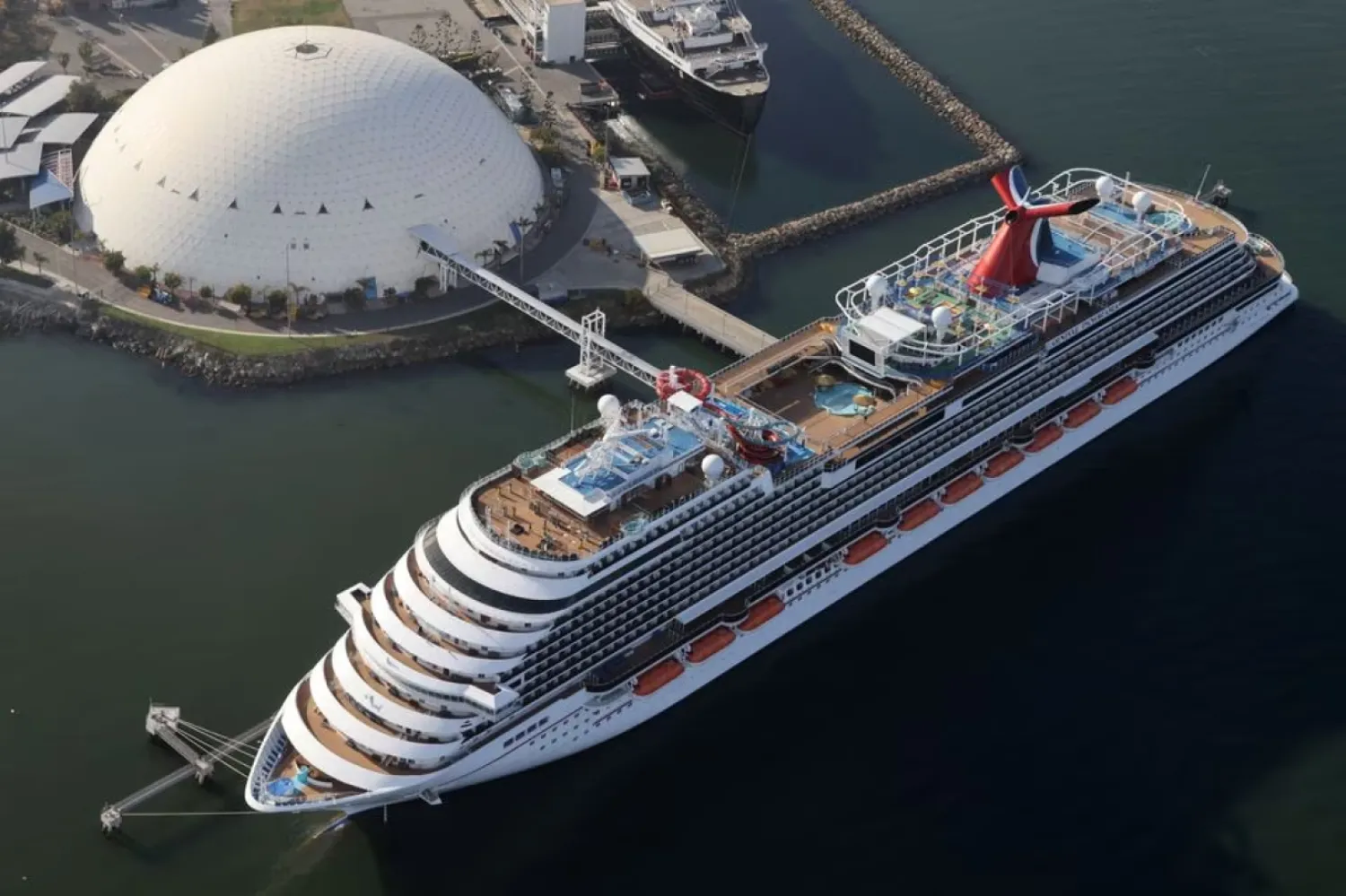 Carnival Legend 2 binden fazla yolcu kapasitesine sahip (Reuters)