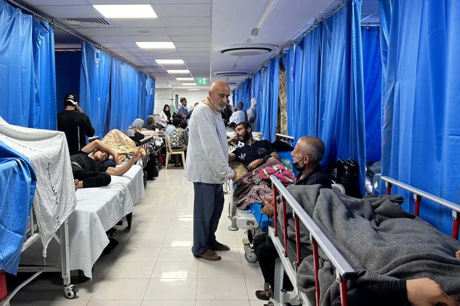 Gazze'deki Şifa Hastanesi'nde hastalar ve ülke içinde yerinden edilmiş kişiler (AFP)