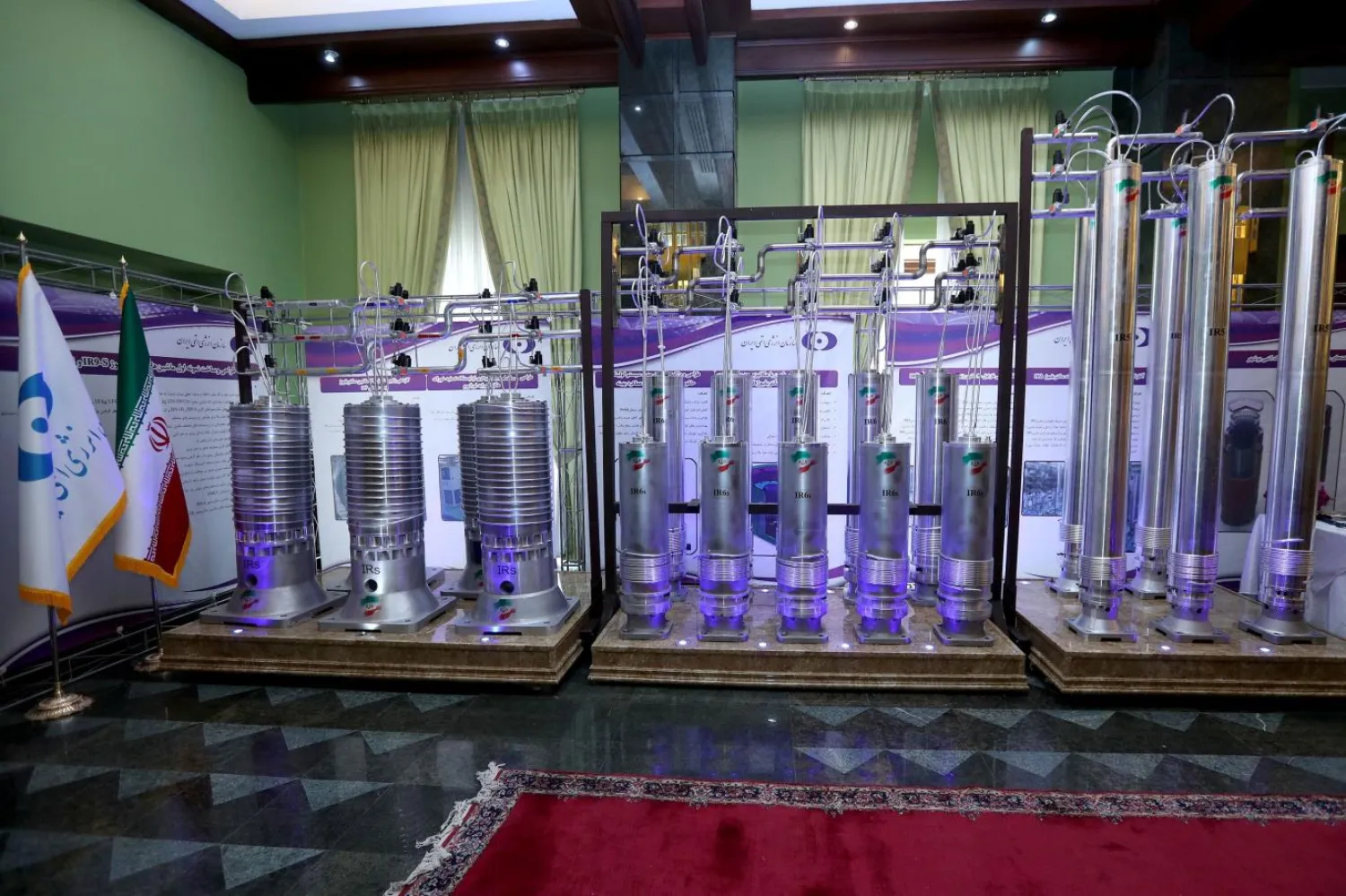 İran, 2021'de santrallerinde kullanacağı yerli yapım santrifüjleri tanıtmıştı (Reuters)