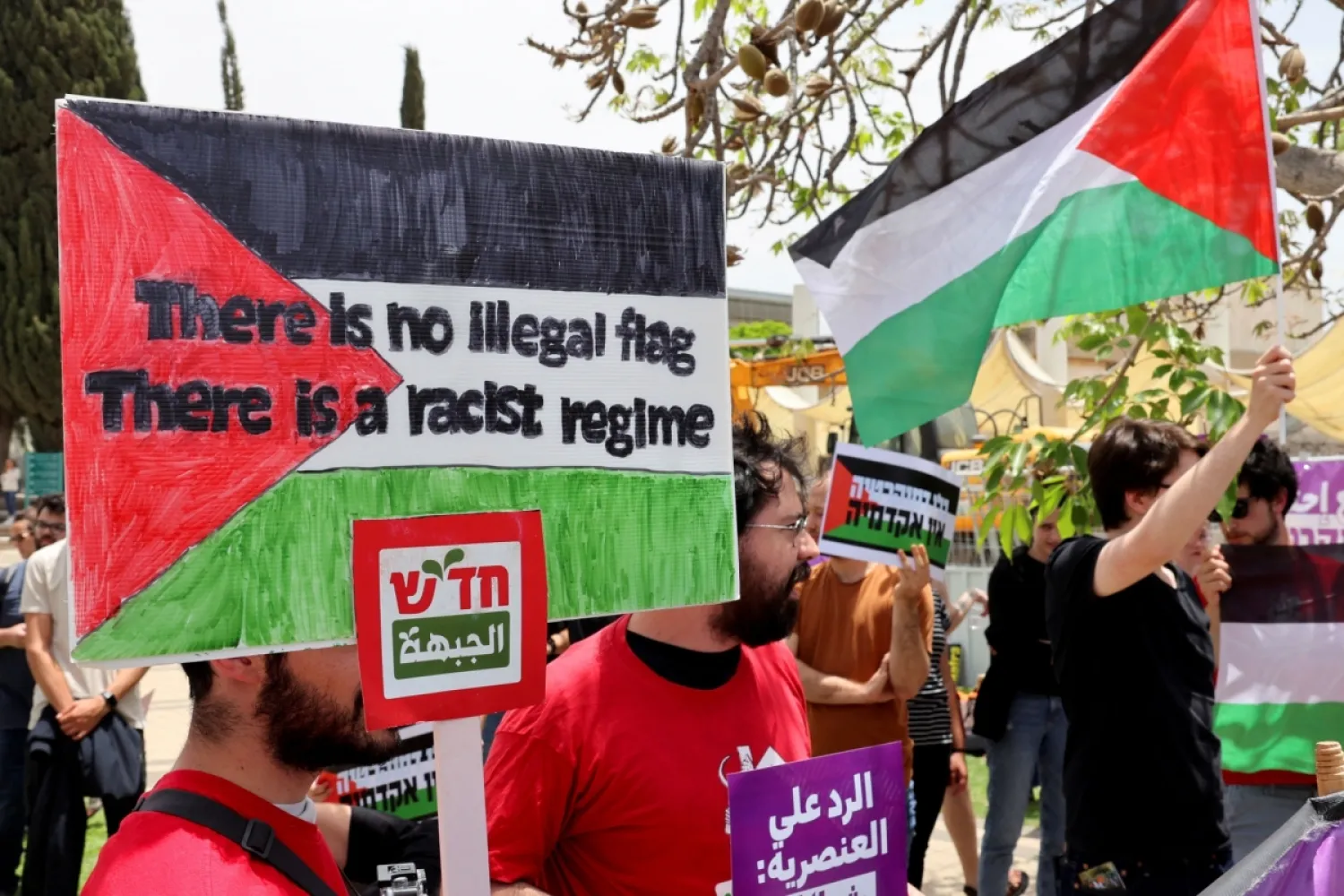 Filistin bayrağını yasaklayan yasa tasarısına karşı Tel Aviv Üniversitesi'nde protesto gösterisi düzenleyen İsrail vatandaşı Filistinliler ve sol görüşlü İsrailli göstericiler, 28 Mayıs 2023 (AFP)