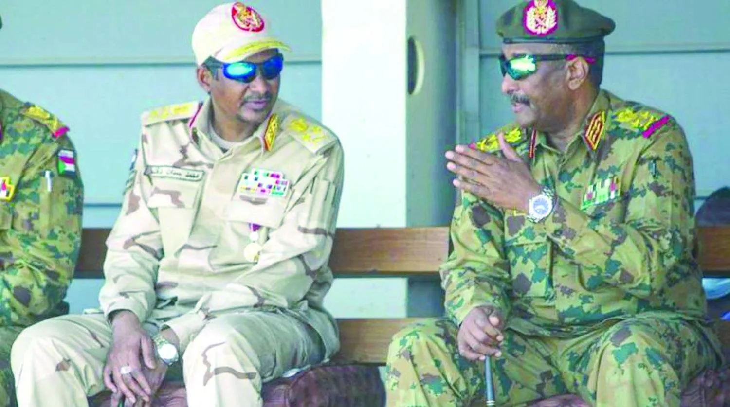 Sudan Ordusu Komutanı Korgeneral Abdulfettah el-Burhan ve Hızlı Destek Kuvvetleri Komutanı Korgeneral Muhammed Hamdan Daklu (Hamideti) çatışmaların başlamasından önceki görüşmelerinden birinde (AFP)