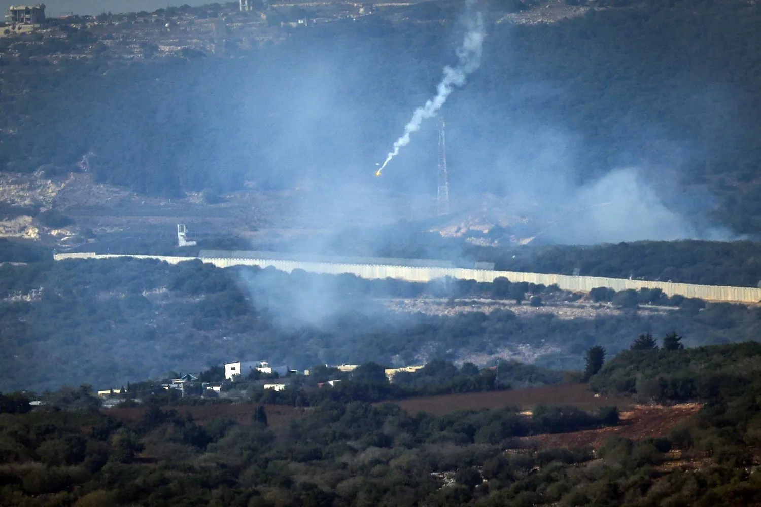 İsrail’in kuzeyinden Lübnan’ın güneyindeki sınır köyü Ayta eş-Şaab’a işaret fişeği bombaları atıldı (AFP)