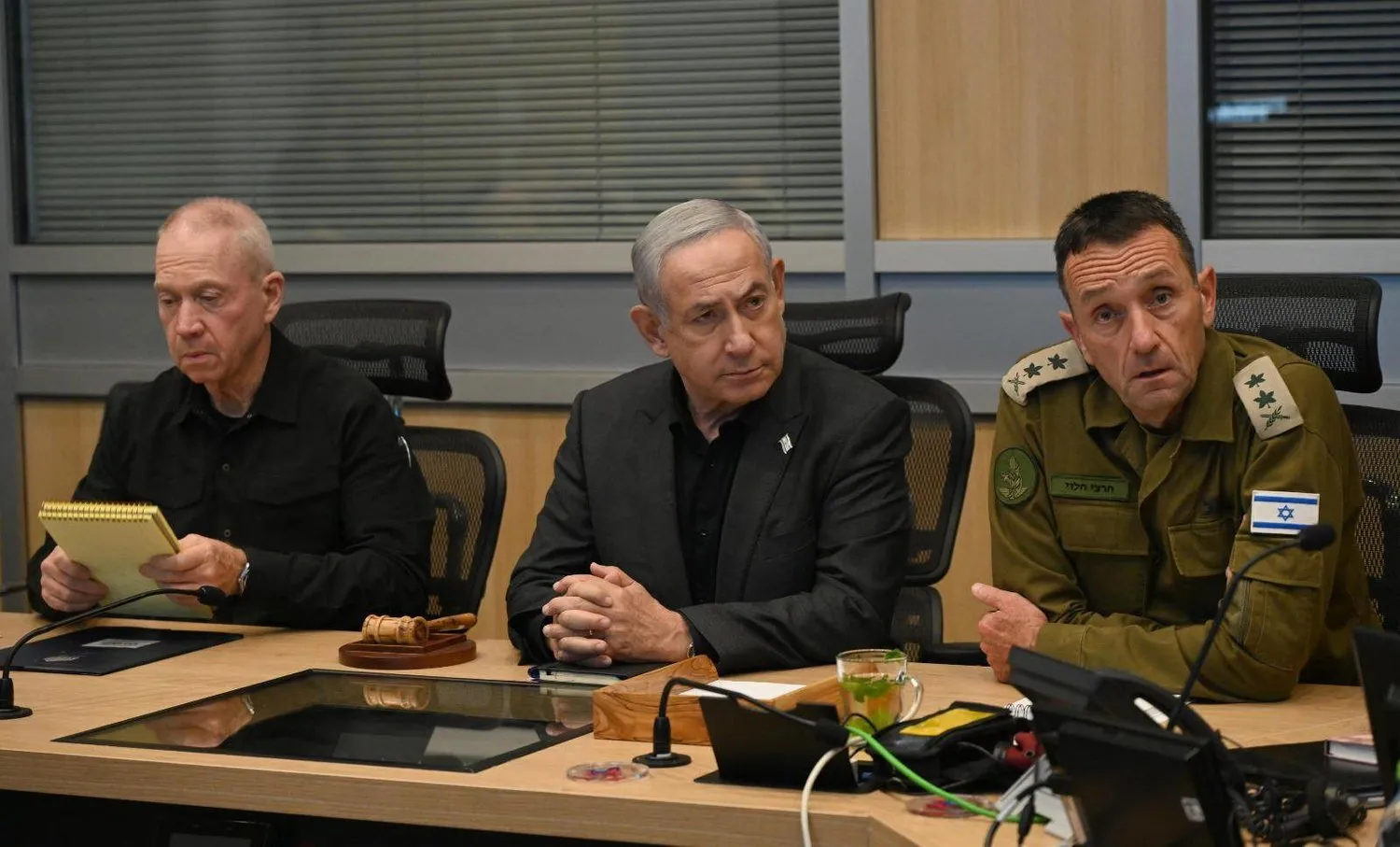 İsrail Başbakanı Binyamin Netanyahu, sağında Savunma Bakanı Yoav Gallant, Tel Aviv'in Kirya kentinde düzenlenen güvenlik değerlendirme toplantısında (DPA)