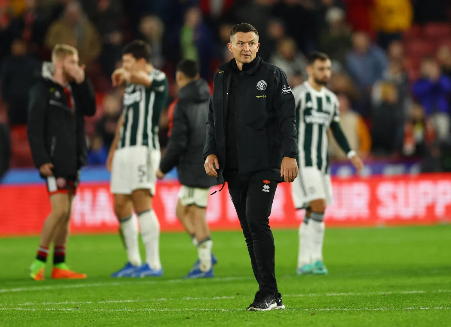 بول هيكينغبوتوم مدرب شيفيلد يونايتد ولاعبيه في وضع متأزم بقاع جدول الدوري (رويترز)