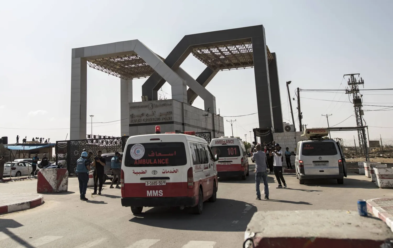 سيارات الإسعاف لدى مرورها معبر رفح متوجهة إلى مصر (إ.ب.أ)