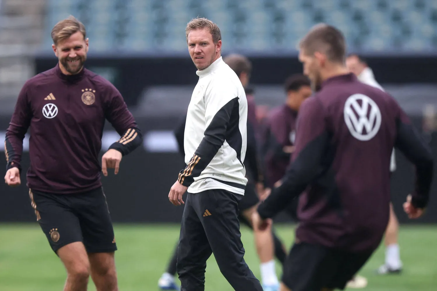 ناغلسمان خلال إشرافه على تدريبات المنتخب الألماني الأخيرة (أ.ف.ب)
