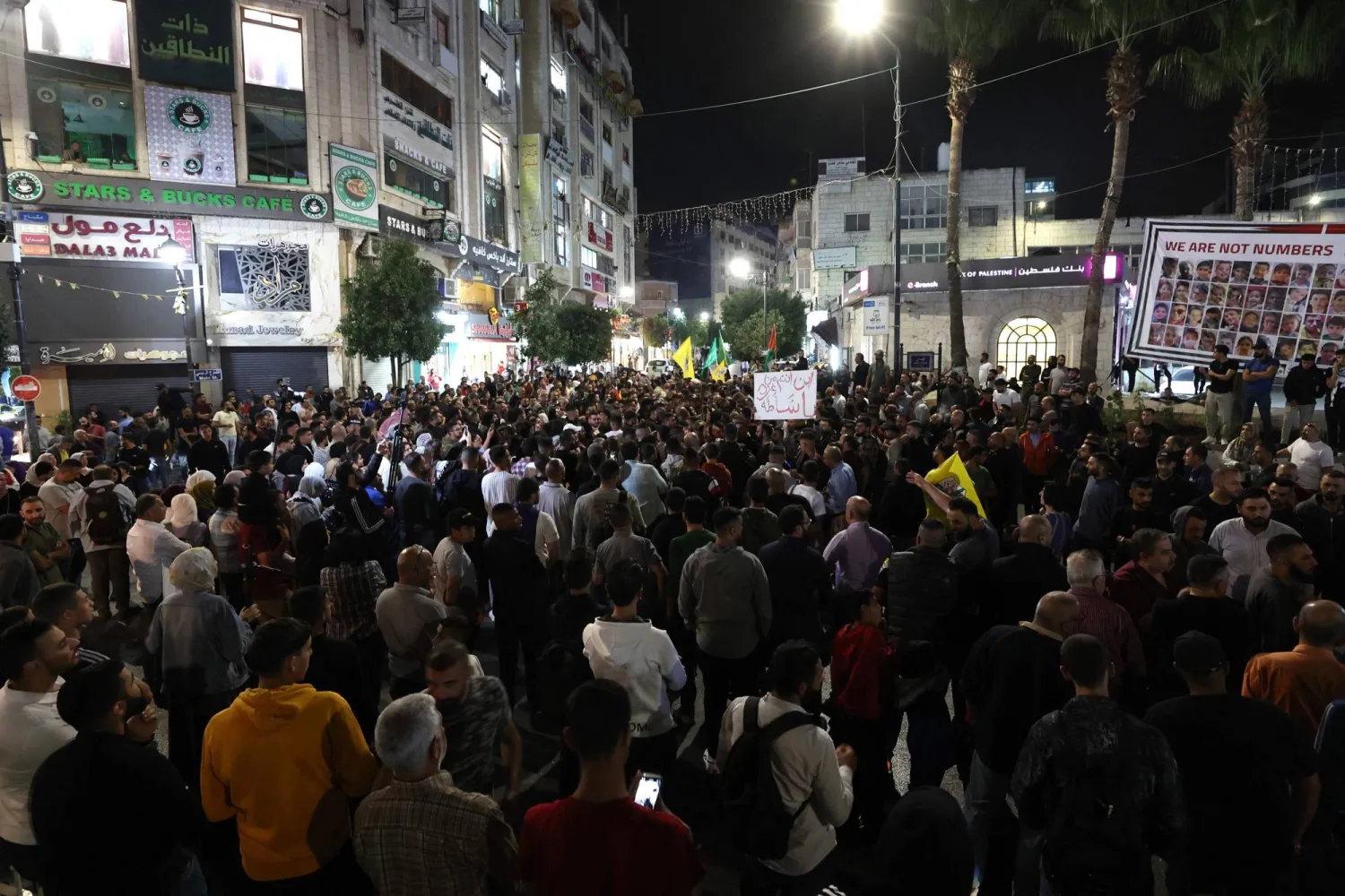 فلسطينيون يشاركون في مسيرة تضامن مع قطاع غزة في مدينة رام الله بالضفة الغربية (أ.ف.ب)