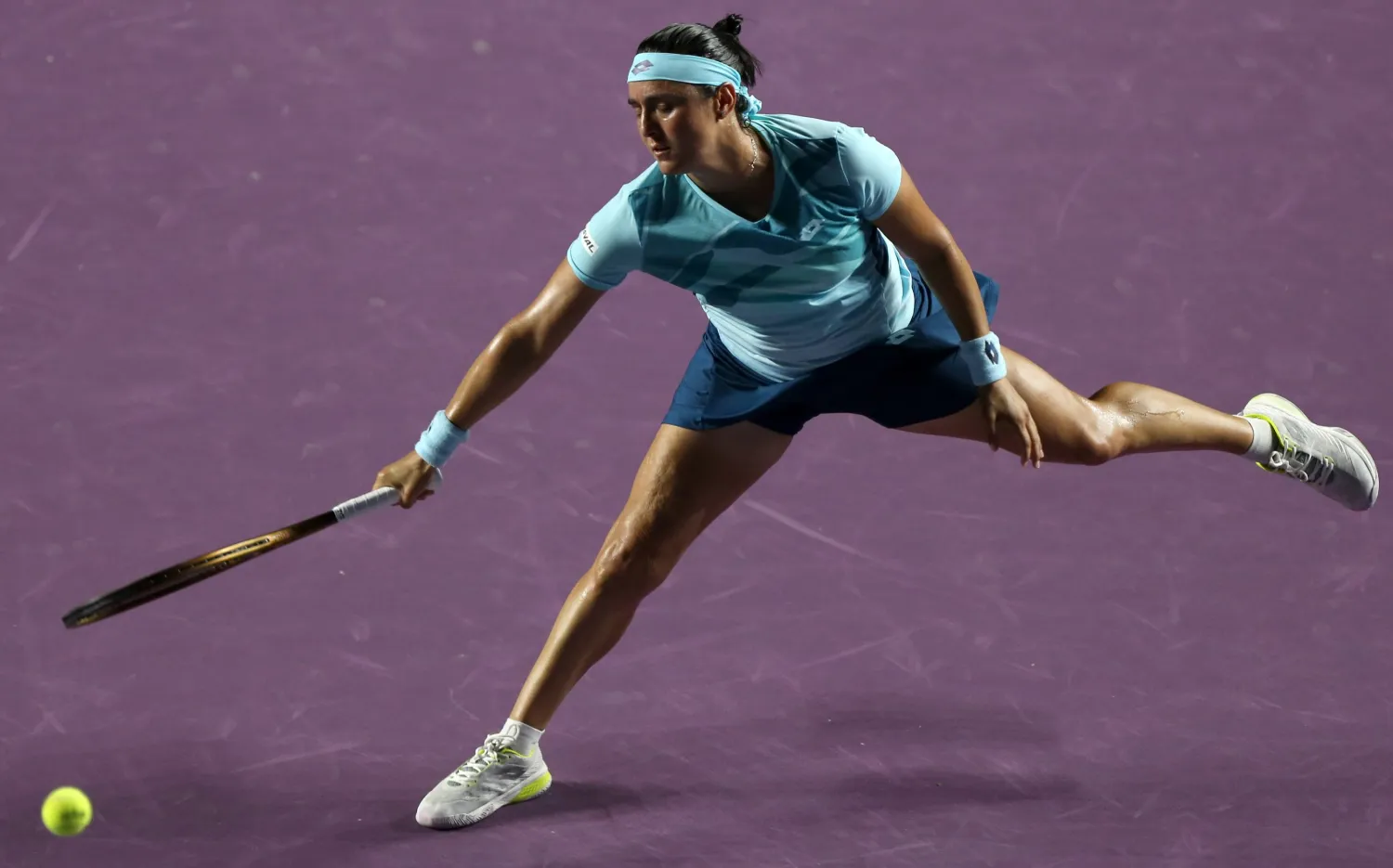 بدا التأثر واضحاً على أُنس جابر التي حاولت التغلب على دموعها (إ.ب.أ)