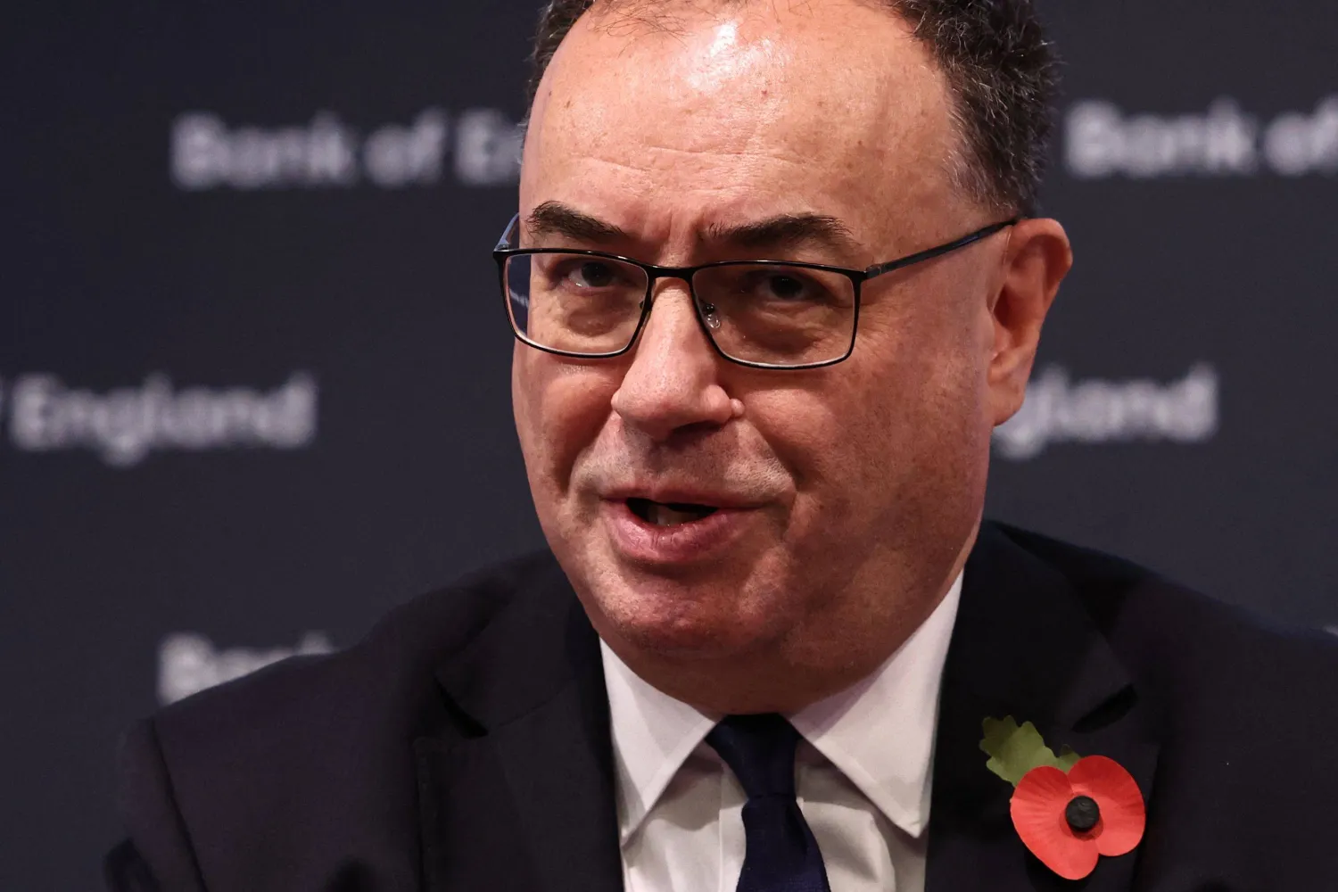 محافظ بنك إنجلترا المركزي أندرو بيلي في مؤتمر صحافي ظهر يوم الخميس (أ.ف.ب)