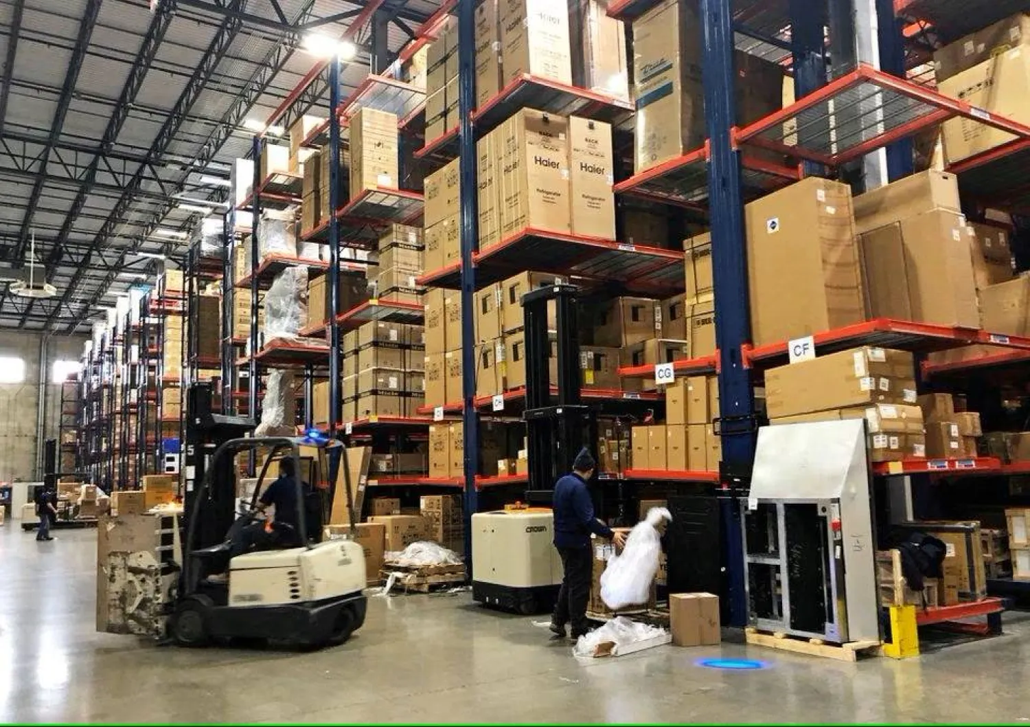 عمال في أحد مخازن السلع الإلكترونية في ولاية إلينوي الأميركية (رويترز)