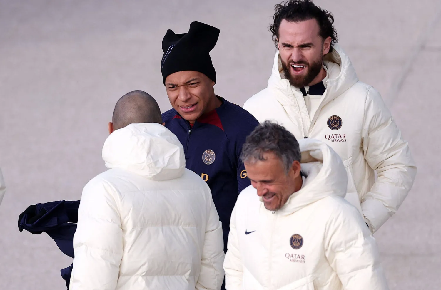 إنريكي خلال التدريبات ويبدو مبابي حاضراً (أ.ف.ب)