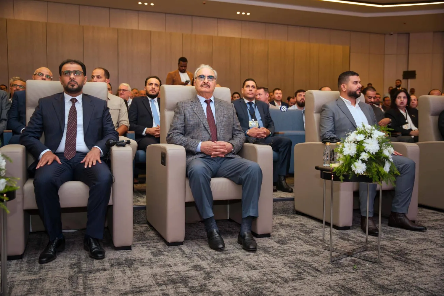 حفتر يتوسط حماد (يسار) وفرج إقعيم وكيل وزارة الداخلية (حكومة «الاستقرار»)