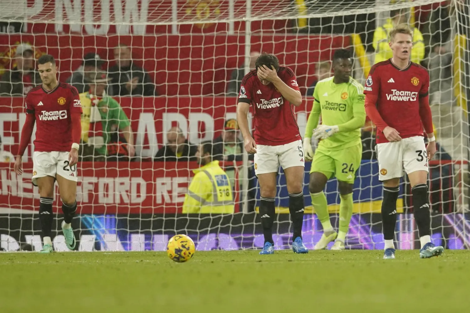 لاعبو مانشستر وهدف فودين الثالث ضمن ثلاثية مانشستر سيتي (أ.ب)