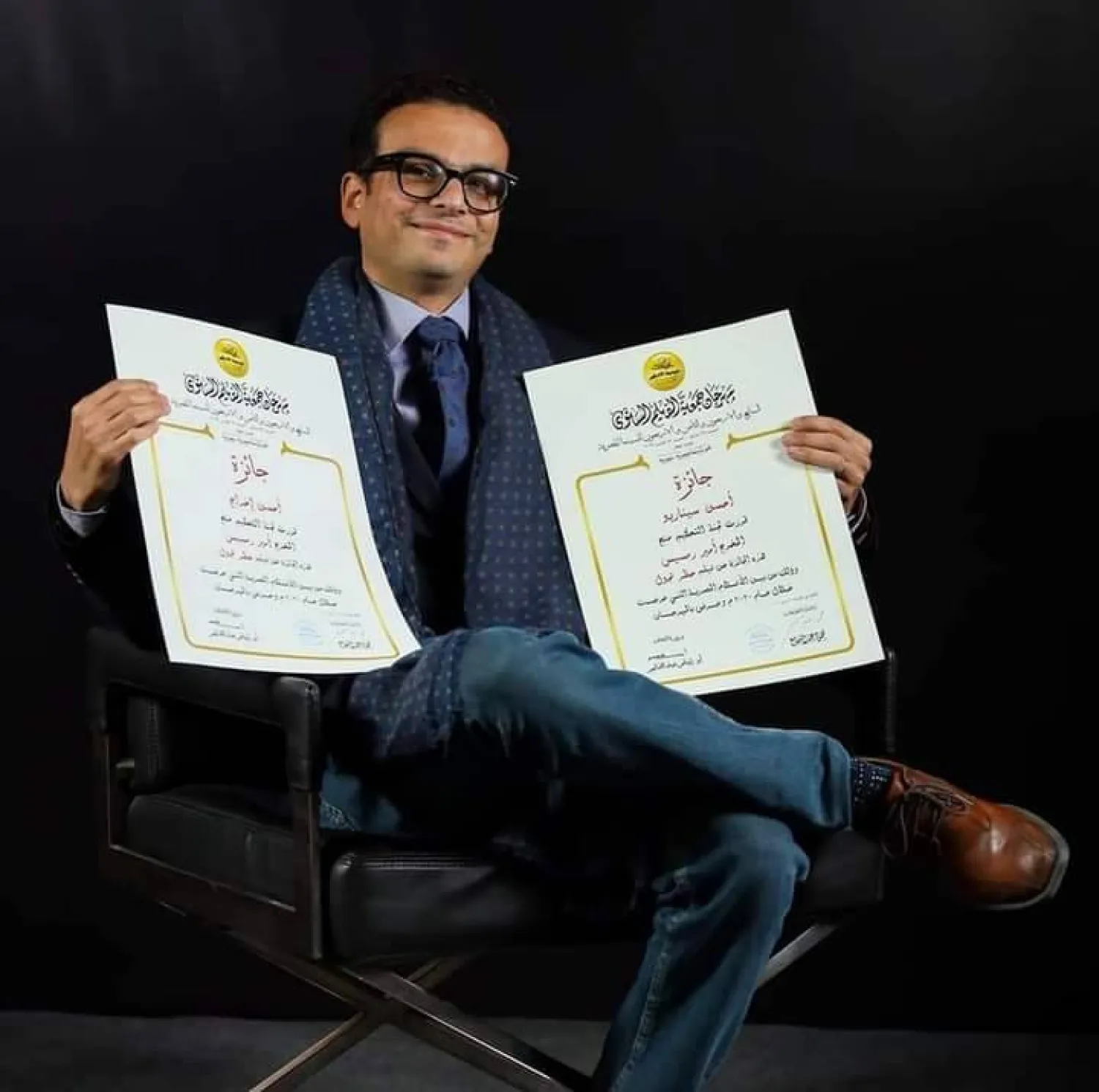 أمير رمسيس يحمل شهادات جوائزه (فيسبوك)