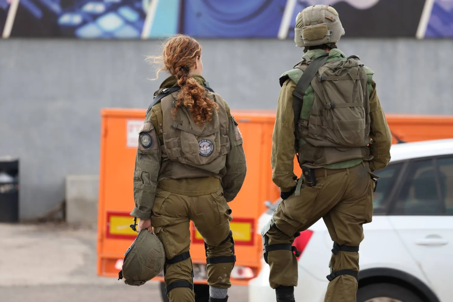 جنديان إسرائيليان في كريات شمونة (إ.ب.أ)