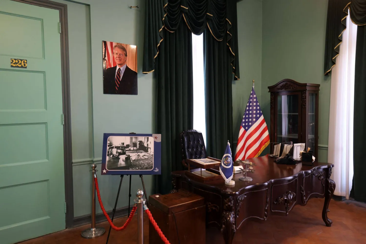 صورة للرئيس الأميركي الأسبق جيمي كارتر في مكتب السفير بالمبنى السابق للسفارة الأميركية في طهران (أ.ف.ب)