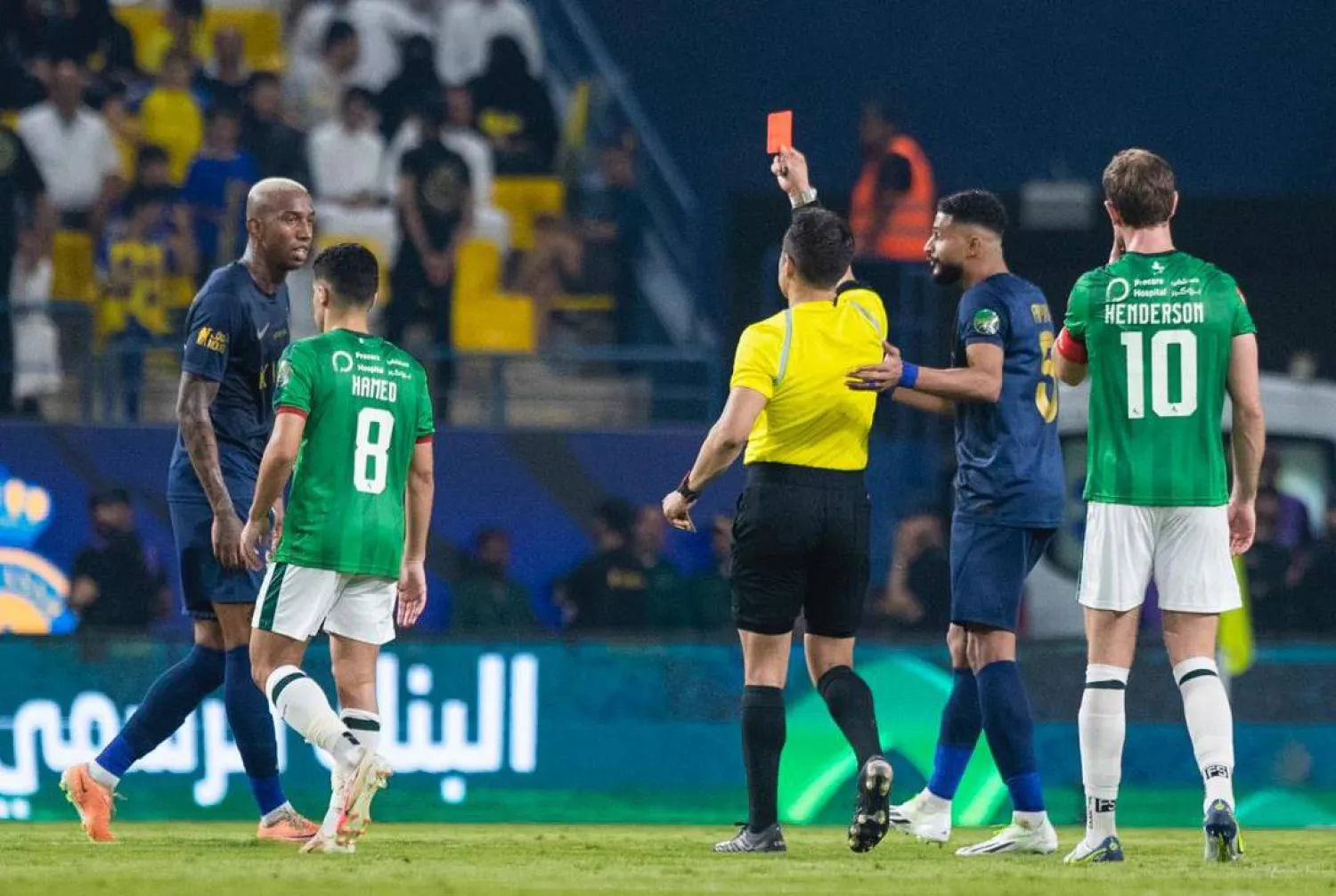 جانب من إشهار الحكم البطاقة الحمراء على لاعب النصر تاليسكا (الشرق الأوسط)