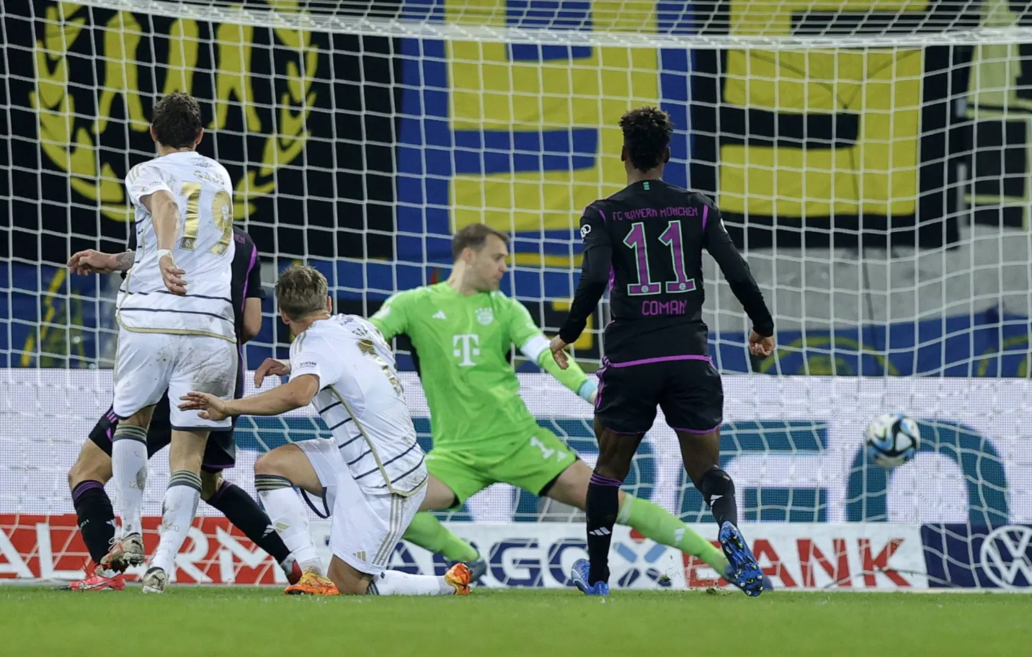  مارسيل غاوس لاعب فريق ساربروكن المغمور (يسار) يسجل هدف الفوز القاتل في مرمى نوير حارس البايرن  (ا ب ا)