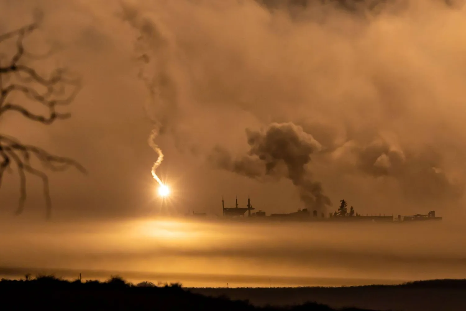 مشهد ليلي سريالي للقصف الإسرائيلي المجنون على شمال قطاع غزة (أ.ف.ب)