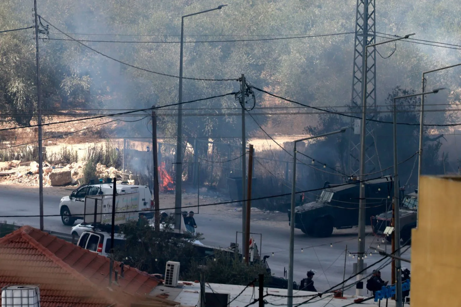 جنود إسرائيليون ينتشرون في قرية دير شرف الفلسطينية بالضفة الغربية (أ.ف.ب)