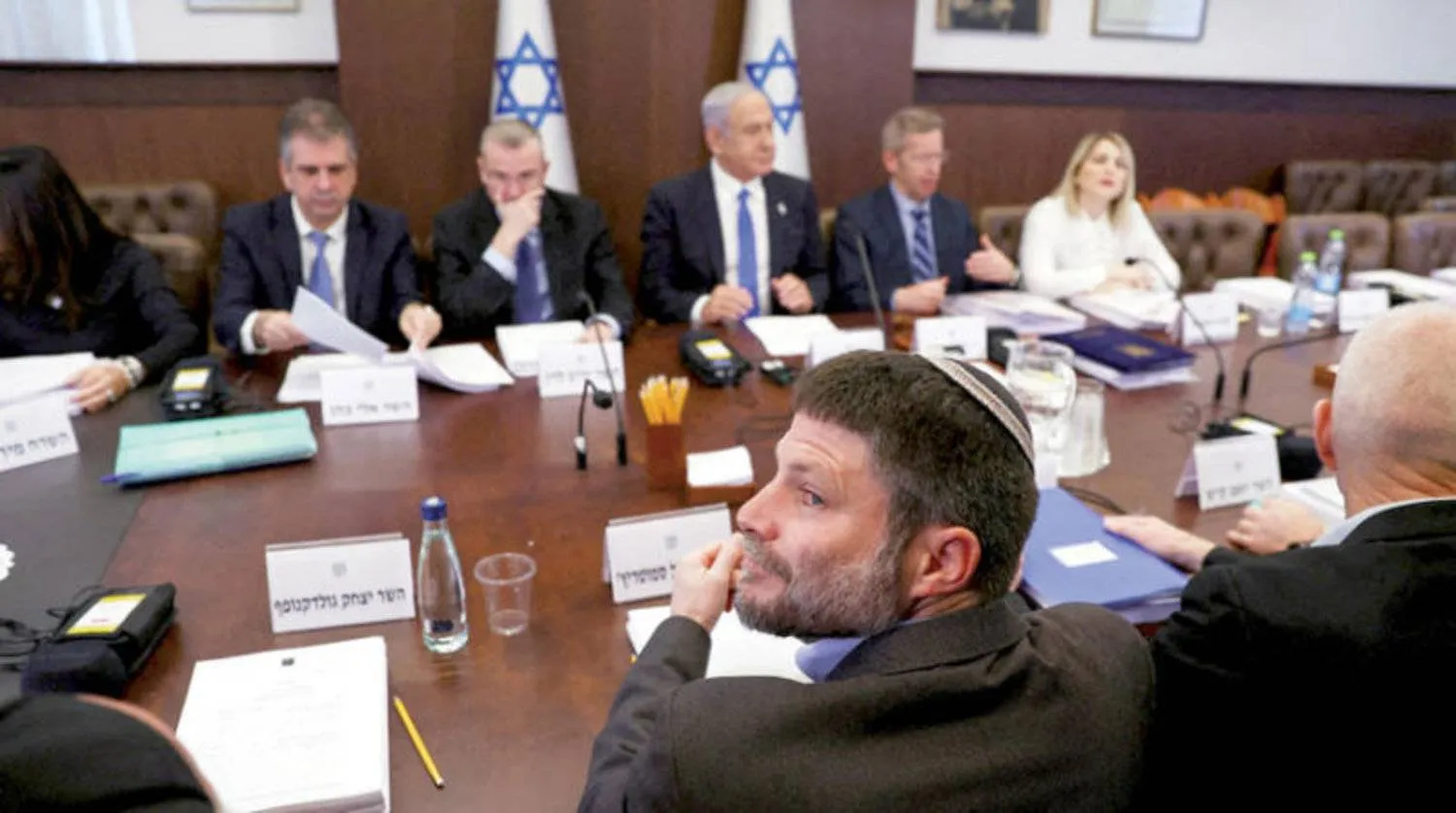 وزير المالية الإسرائيلي بتسلئيل سموتريتش يشارك في اجتماع بمكتب رئيس الوزراء الإسرائيلي   (رويترز) 