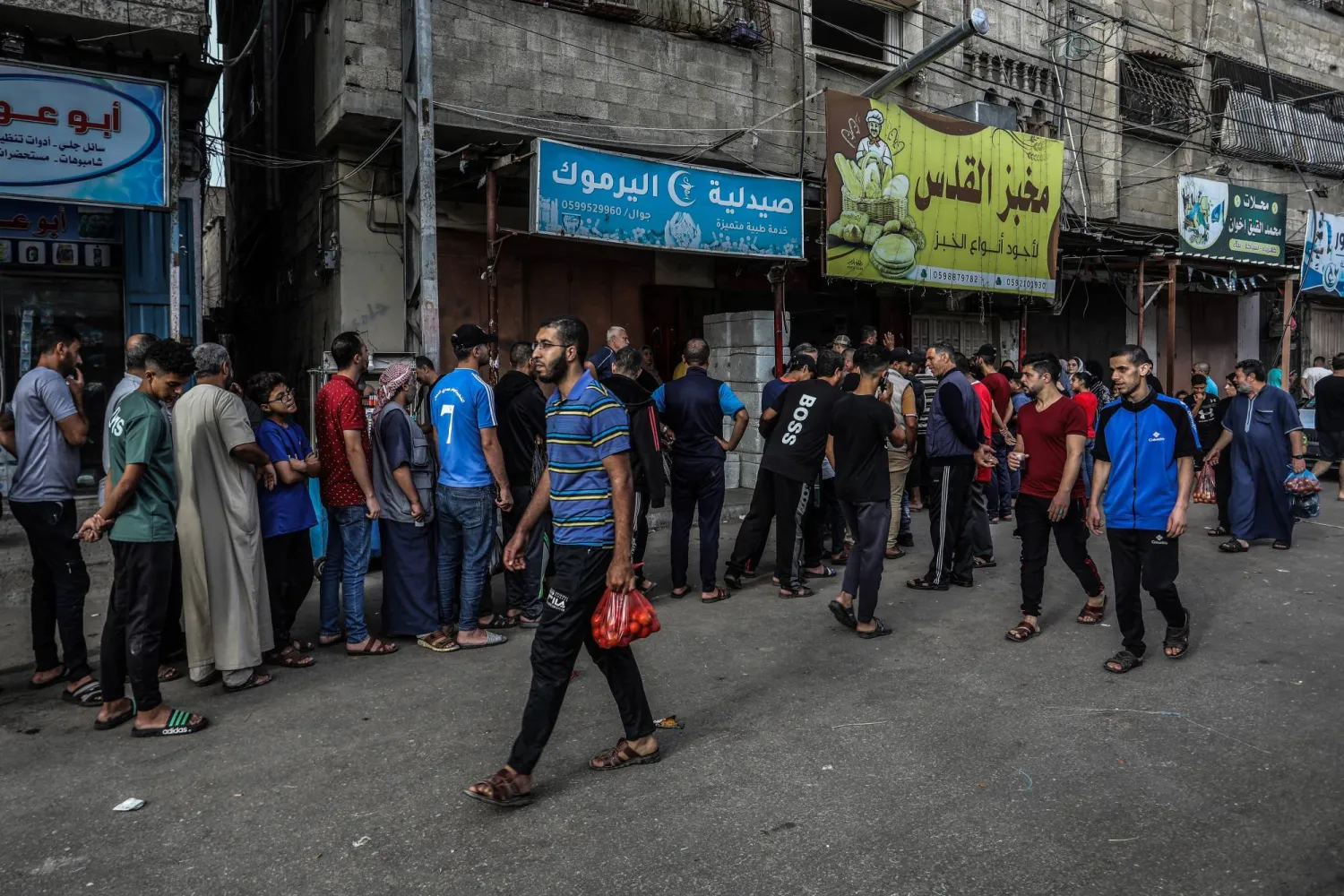 03 November 2023, Palestinian Territories, Rafah: Palestinians line up at a bakery to buy bread in Rafah, south of the Gaza Strip.Photo: Abed Rahim Khatib/dpa