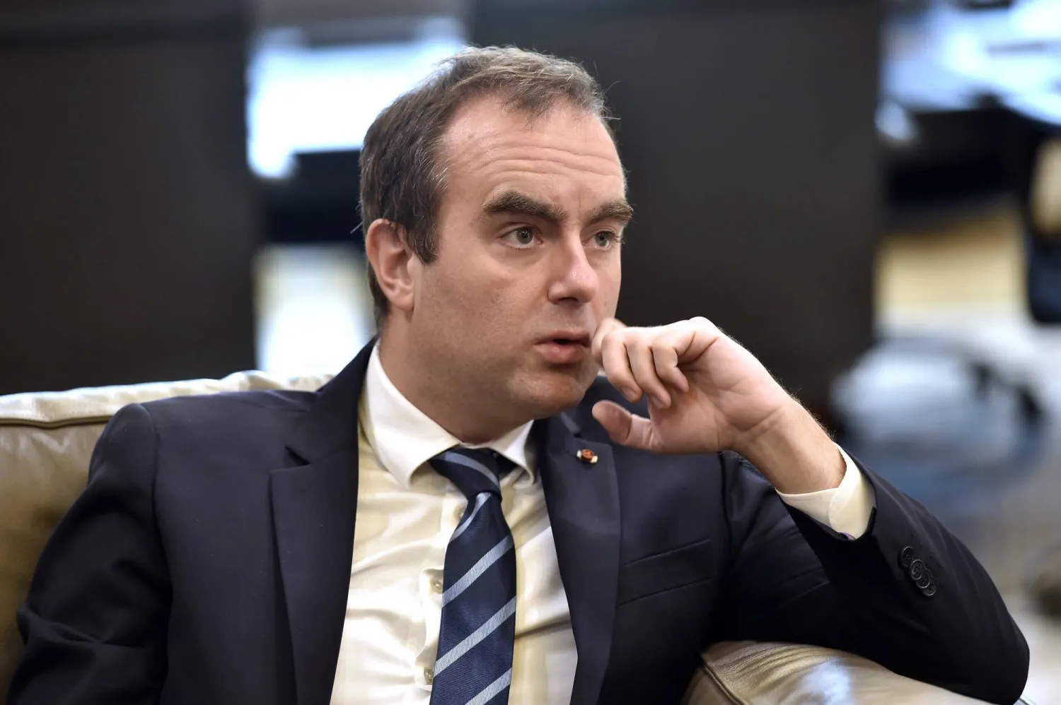 وزير الدفاع الفرنسي سيباستيان لوكورنو خلال زيارة إلى بيروت (إ.ب.أ)