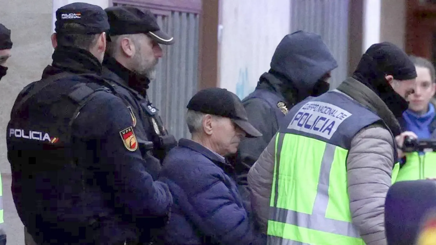 عناصر من الشرطة الإسبانية (رويترز)