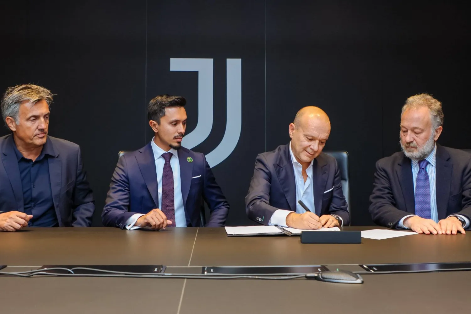 جانب من توقيع الاتفاقية بين الابتعاث السعودي ويوفنتوس الإيطالي (الشرق الأوسط) 